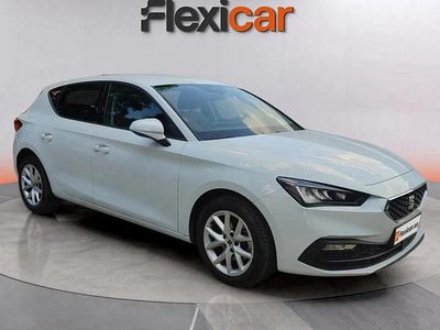 Usado Seat Leon Reference 140 CV (102 kW) 2021 Blanco Familiar