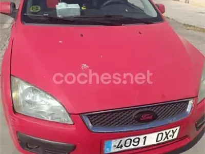 Usado Ford Focus Trend 90 CV (66 kW) 2006 Rojo Berlina