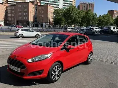 Usado Ford Fiesta Trend 60 CV (44 kW) 2015 Rojo Utilitario