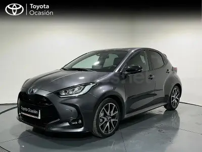 Usado Toyota Yaris Hybrid Plus 116 CV (85 kW) 2022 Gris / plata Berlina