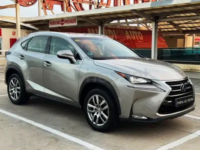 Usado Lexus NX300h Executive Line 197 CV (144 kW) 2015 Gris / plata SUV