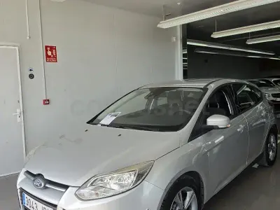 Usado Ford Focus 125 CV (91 kW) 2014 Gris / plata Berlina