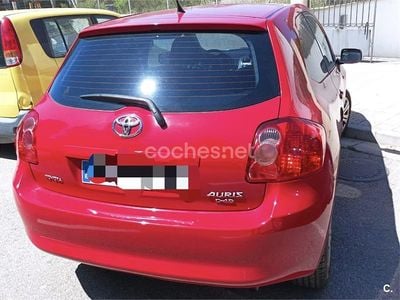 Usado Toyota Auris Luna 90 CV (66 kW) 2007 Rojo Utilitario