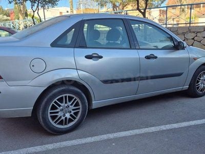Usado Ford Focus Ambiente 90 CV (66 kW) 2002 Gris / plata Berlina