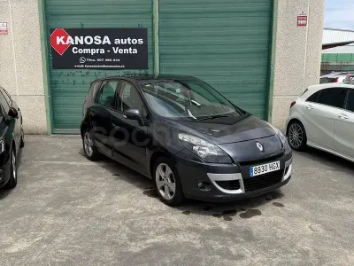 Usado Renault Scénic Dynamique 110 CV (80 kW) 2011 Gris / plata Monovolumen