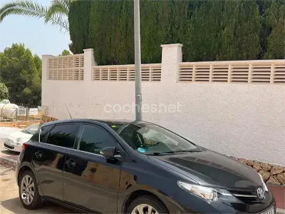 Usado Toyota Auris Hybrid Advance 136 CV (100 kW) 2013 Negro Berlina