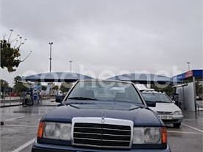 Usado Mercedes E220 150 CV (110 kW) 1993 Azul Familiar