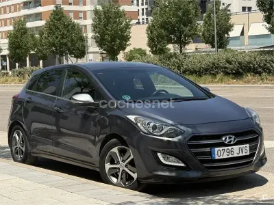 Usado Hyundai i30 110 CV (80 kW) 2016 Gris / plata Berlina