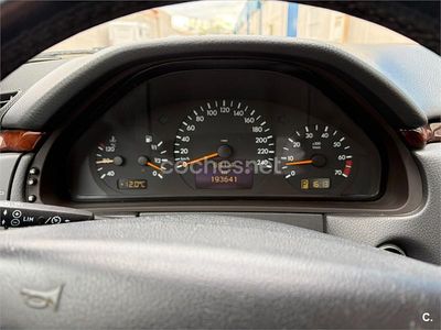 Usado Mercedes E240 Elegance 170 CV (125 kW) 1999 Beige Berlina