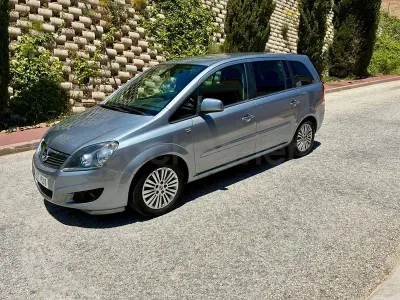 Usado Opel Zafira Enjoy Plus 115 CV (84 kW) 2011 Gris / plata Monovolumen