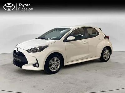 Usado Toyota Yaris Hybrid Active 116 CV (85 kW) 2022 Blanco Berlina