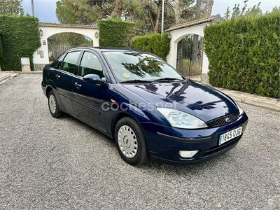 Begagnad Ford Focus Ghia 100 HK (73 kW) 2003 Blå Sedan