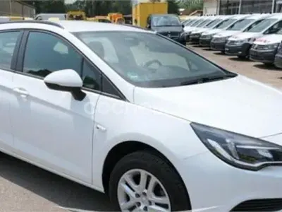 Usado Opel Astra Excellence 150 CV (110 kW) 2019 Blanco Familiar