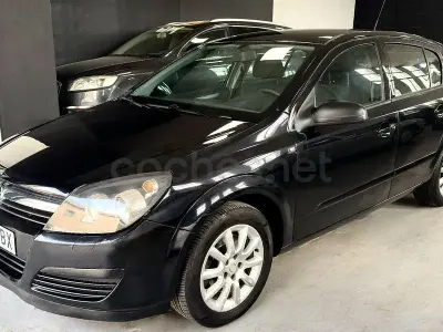 Usado Opel Astra Cosmo 100 CV (73 kW) 2006 Negro Berlina