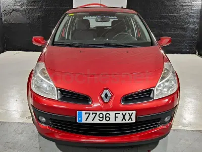 Usado Renault Clio II Privilege 85 CV (62 kW) 2007 Rojo Berlina