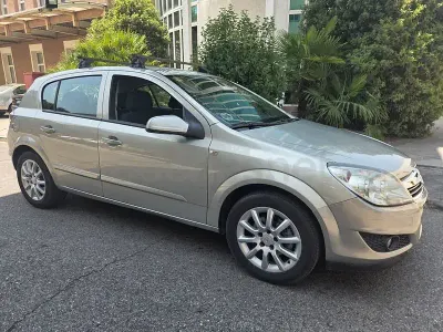 Usado Opel Astra Enjoy 100 CV (73 kW) 2007 Beige Berlina