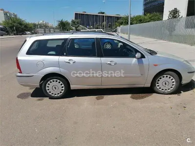 Usado Ford Focus Ghia 115 CV (84 kW) 2003 Gris / plata Familiar
