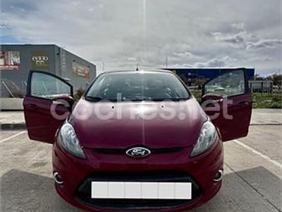 Usado Ford Fiesta Trend 70 CV (51 kW) 2012 Granate Utilitario