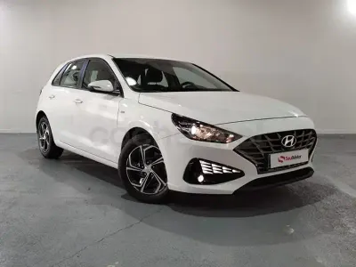 Usado Hyundai i30 120 CV (88 kW) 2022 Blanco Berlina