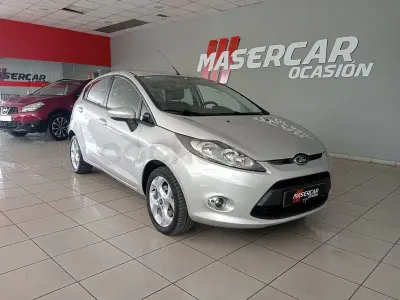 Usado Ford Fiesta Trend 70 CV (51 kW) 2011 Gris / plata Berlina