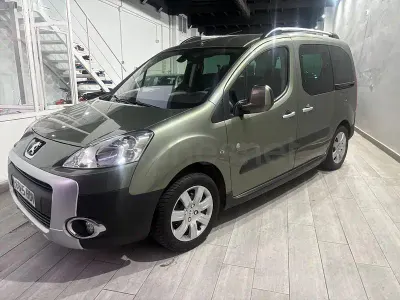 Usado Peugeot Partner Tepee Outdoor 112 CV (82 kW) 2011 Marrón Monovolumen