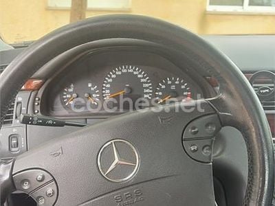 Usado Mercedes E320 Elegance 220 CV (161 kW) 2001 Granate Berlina