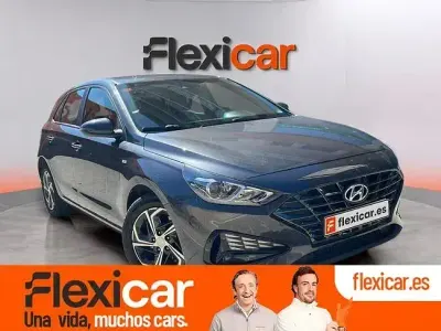Usado Hyundai i30 120 CV (88 kW) 2021 Gris Berlina