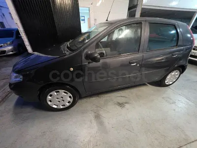 Usado Fiat Punto Dynamic 60 CV (44 kW) 2004 Gris / plata Utilitario