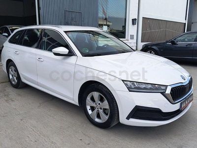 Usado Skoda Octavia Style 150 CV (110 kW) 2020 Blanco Familiar