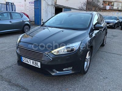 Gris / plata Usado 2017 Ford Focus Trend Berlina | 8000 € (Buen precio)