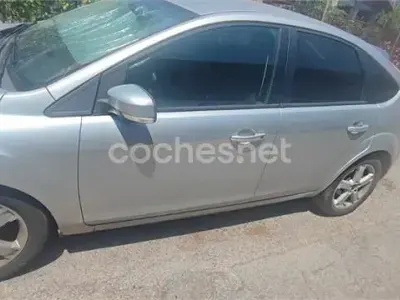 Usado Ford Focus Trend 90 CV (66 kW) 2010 Gris / plata Berlina