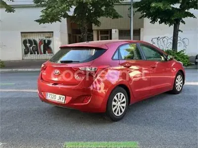 Usado Hyundai i30 90 CV (66 kW) 2015 Rojo Berlina