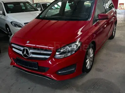 Usado Mercedes B220 177 CV (130 kW) 2016 Rojo Utilitario