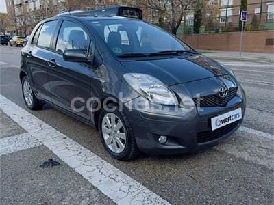 Usado Toyota Yaris Connect Style 101 CV (74 kW) 2010 Gris / plata Berlina