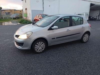Usado Renault Clio II Business 75 CV (55 kW) 2008 Plateado Utilitario