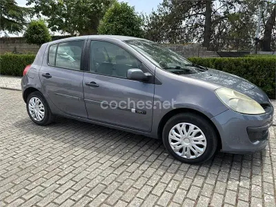 Begagnad Renault Clio II Dynamique 85 HK (62 kW) 2006 Grå Sedan