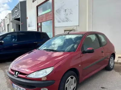 Usado Peugeot 206 70 CV (51 kW) 2000 Rojo Utilitario