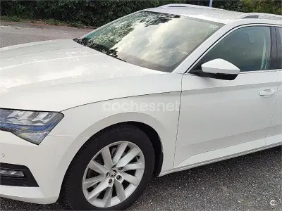 Usado Skoda Superb Ambition 150 CV (110 kW) 2021 Blanco Familiar