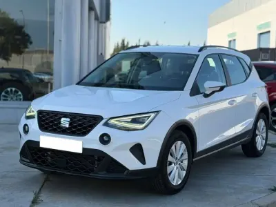 Usado Seat Arona Style Plus 110 CV (80 kW) 2022 Blanco SUV