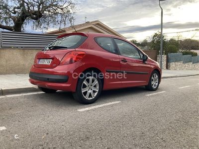 Usado Peugeot 207 75 CV (55 kW) 2007 Rojo Berlina