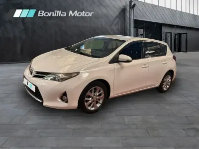 Usado Toyota Auris Active 132 CV (97 kW) 2013 Blanco Berlina