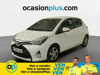 Usado Toyota Yaris Hybrid Active 100 CV (73 kW) 2016 Blanco Berlina