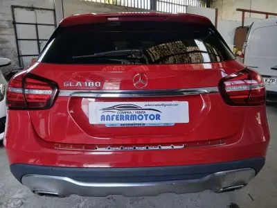 Usado Mercedes GLA180 122 CV (89 kW) 2019 Rojo SUV