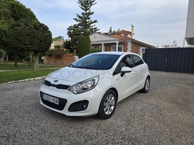 Usado Kia Rio 85 CV (62 kW) 2013 Blanco Berlina
