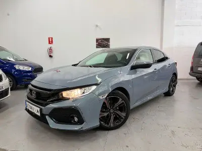 Usado Honda Civic Comfort 129 CV (94 kW) 2018 Gris / plata Berlina