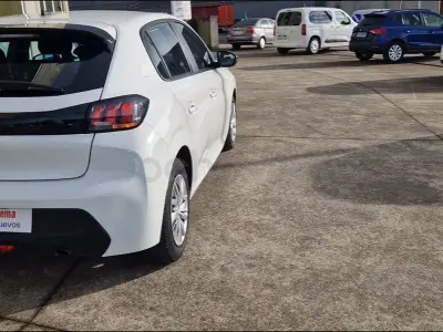 Usado Peugeot 208 Active 100 CV (73 kW) 2022 Blanco Utilitario