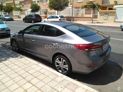 Usado Hyundai Elantra 136 CV (100 kW) 2017 Gris / plata Berlina