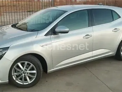 Usado Renault Mégane III Zen 130 CV (95 kW) 2016 Gris / plata Berlina