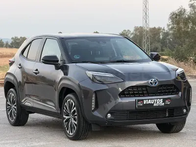 Usado Toyota Yaris Cross Style 116 CV (85 kW) 2023 Gris / plata SUV