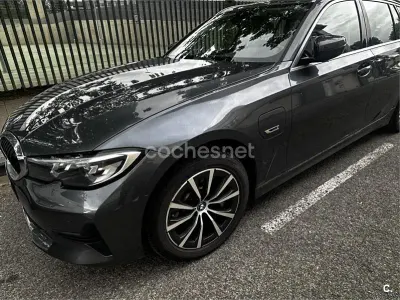 Usado BMW 330e Sport Line 292 CV (214 kW) 2022 Gris / plata Familiar